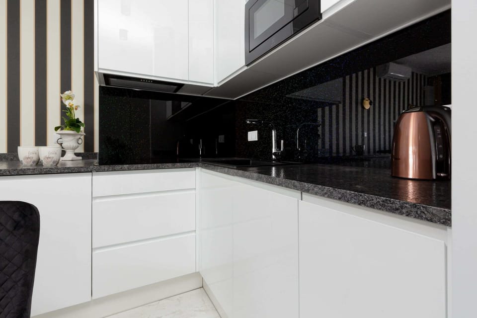 Fully equipped kitchenette. 