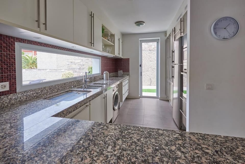 Fully equipped kitchen which leads to the terrace