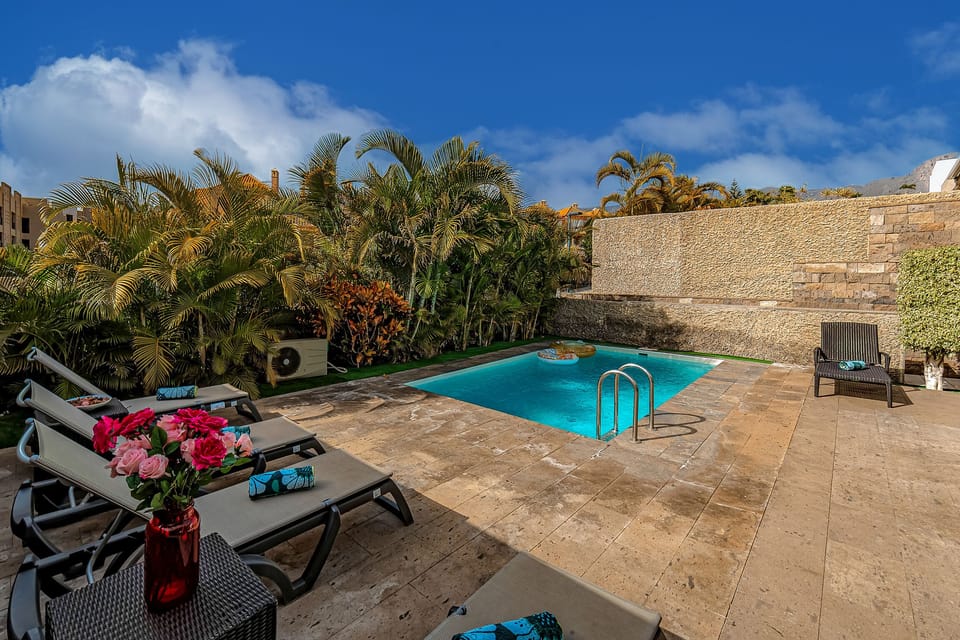 Private heated pool / Terrace / Outside dining area / Middle floor