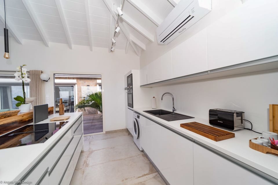 Kitchen & Dining Area