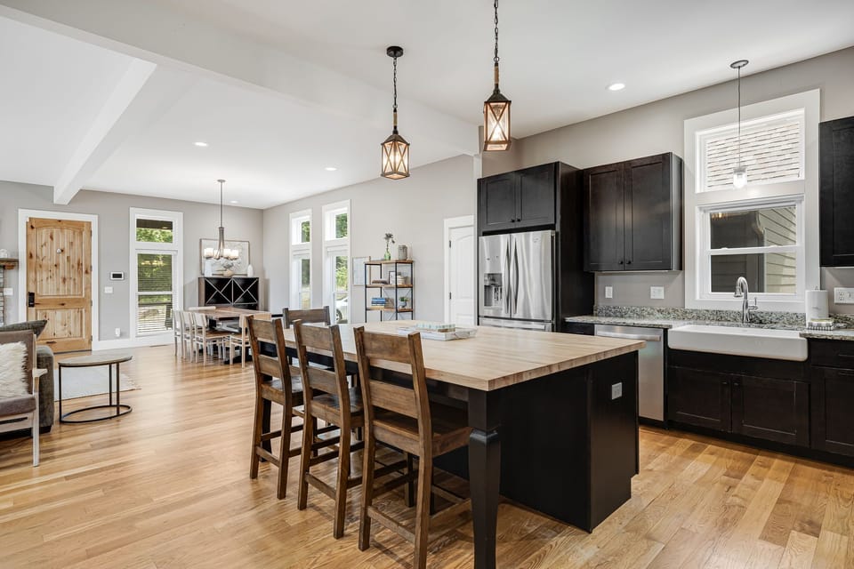 Fully Equipped Kitchen w/ Breakfast Bar Seating
