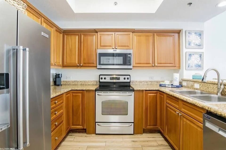 Great space with all the tools needed for a quick lunch or to prepare a full meal.