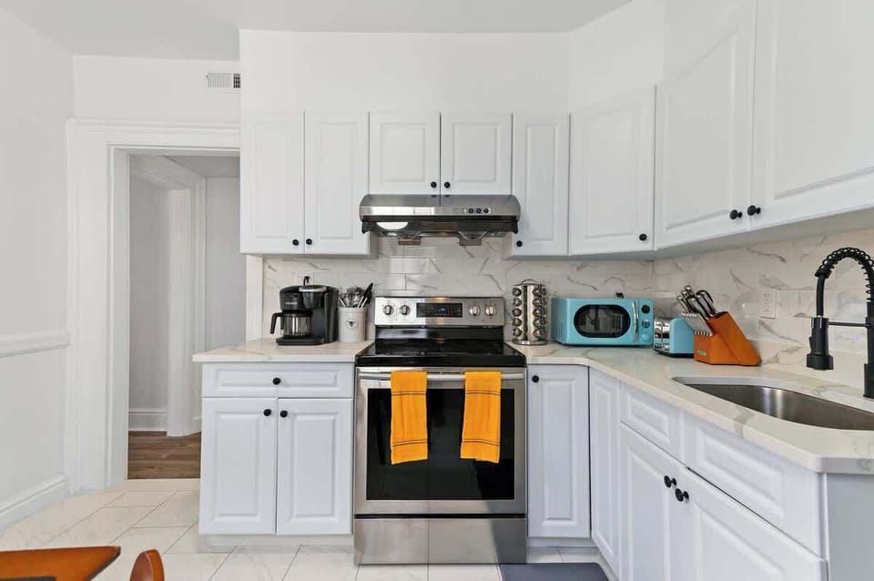 Full Kitchen with all the amenities