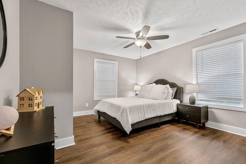 King Bedroom w/ en suit Bathroom