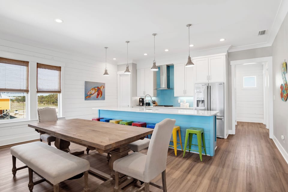 The dining table accommodates up to 8 guests