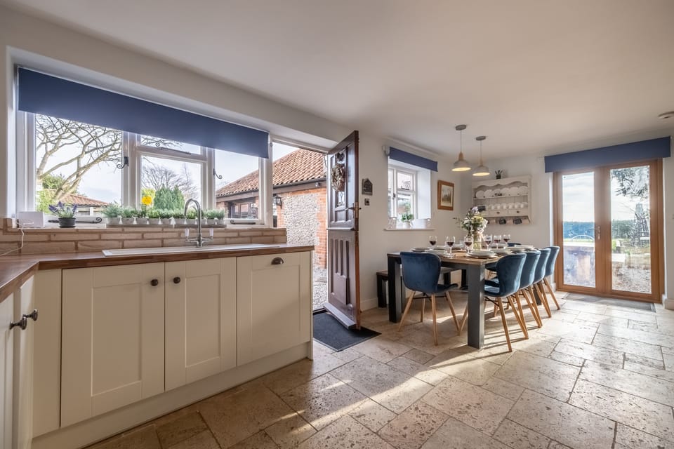 Ground floor: Well-equipped kitchen