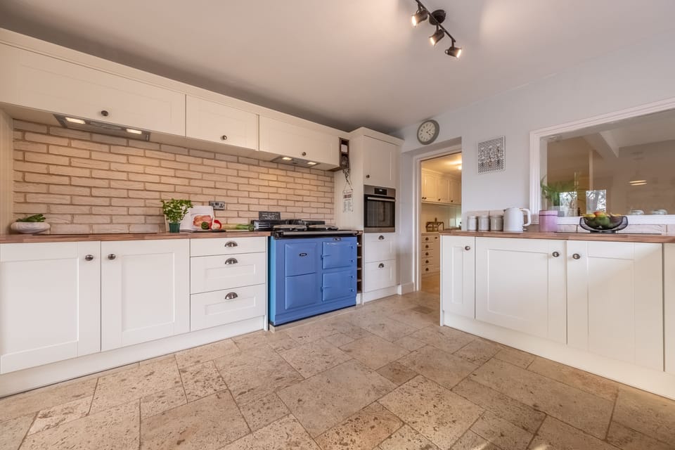 Ground floor: Well-equipped kitchen