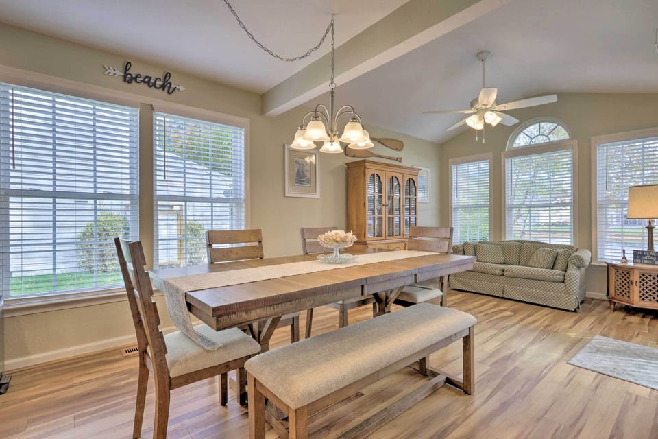 Dining Area | Dishware & Flatware Provided