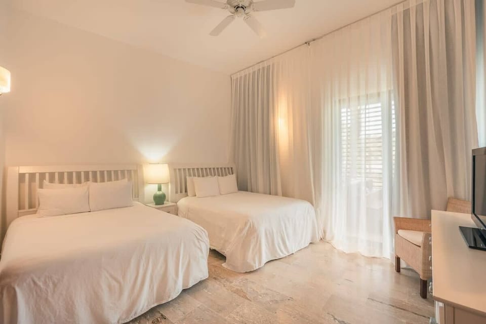 2 queen-size bed with balcony. 