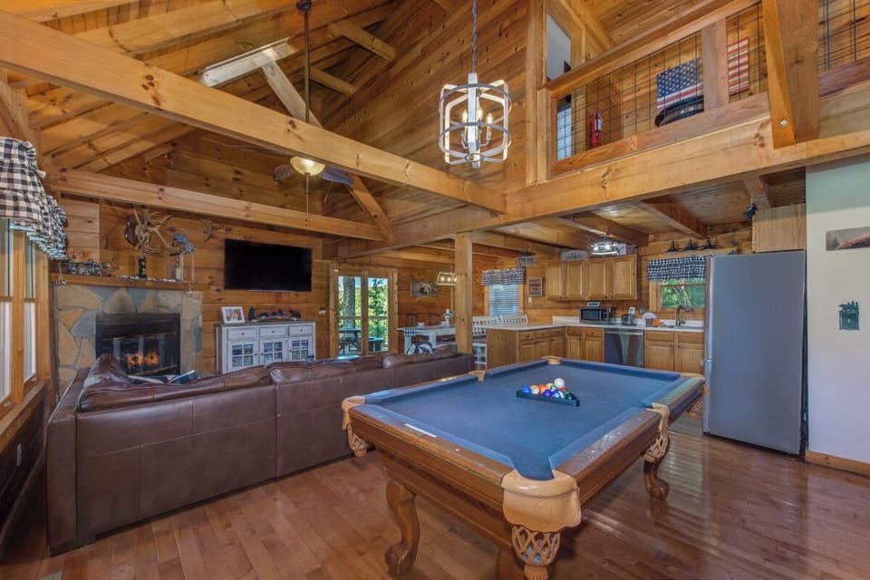 Bears on Beach Front's cozy living area
