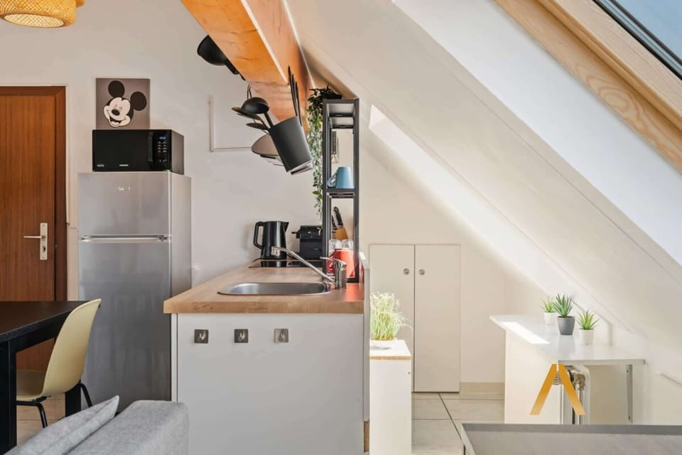 Bright & Inviting Atmosphere – A well-lit, modern living space designed for both relaxation and productivity.