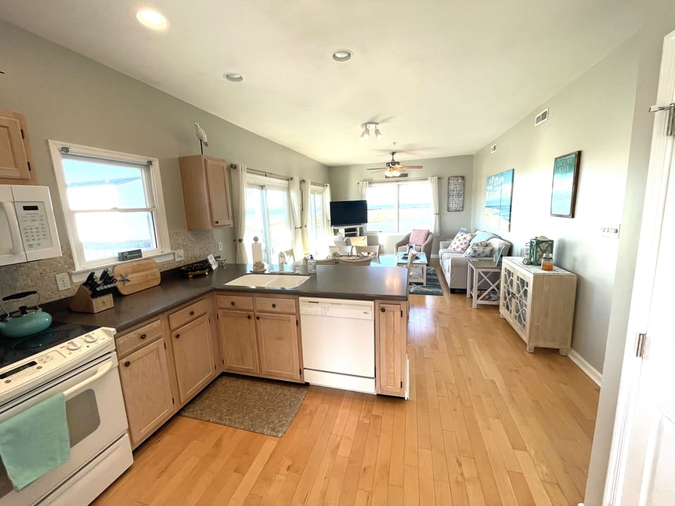 Stunning panoramic bay views immediately upon entering! Open floor plan. 