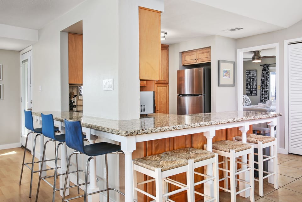 Breakfast bar on 2 sides.