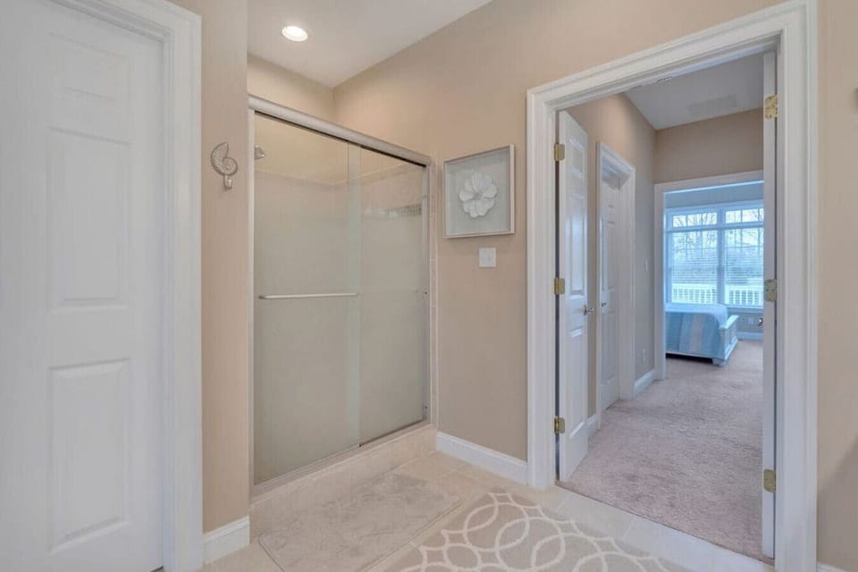 King Master bathroom