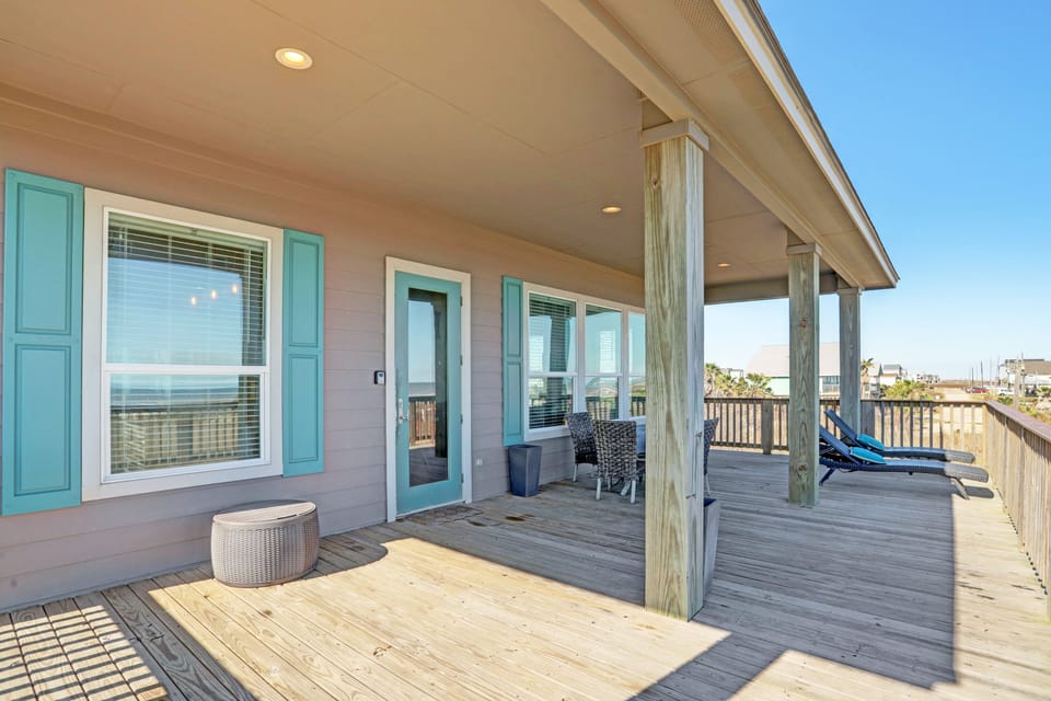 Wide deck with outside seating for a quick lunch or dinner. 