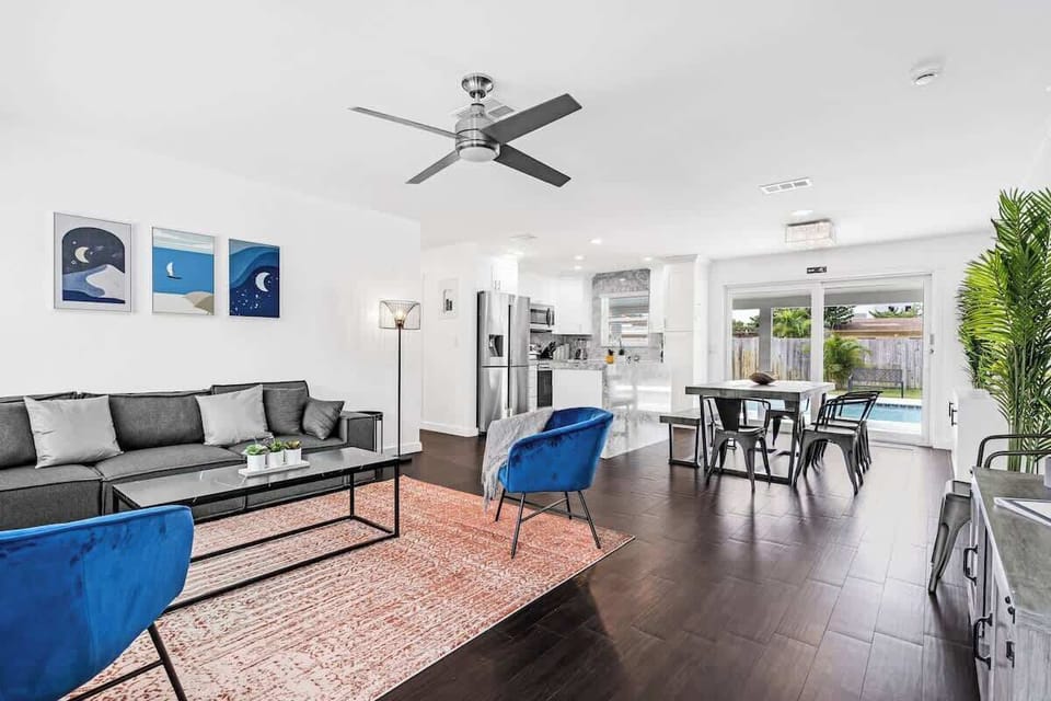 🛋️ Spacious, sunlit living & dining area with pool views! This vacation rental blends comfort, style, and indoor-outdoor flow—perfect for families, remote workers, or group getaways. Cook, relax, and connect in your home away from home.