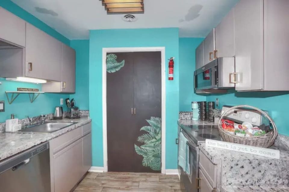 Kitchen. New appliances. 