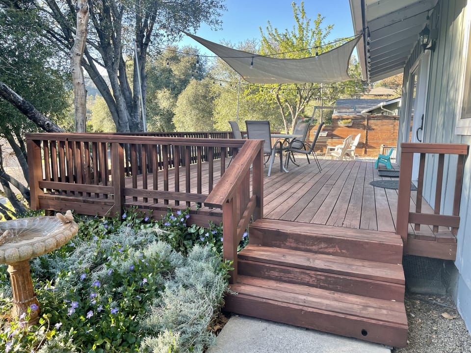 Enter here to get to front door. 