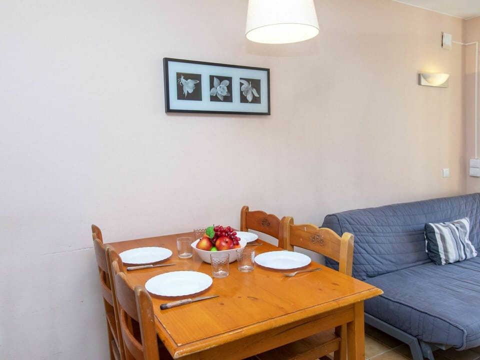 Table, Furniture, Property, Building, Couch, Tableware, Wood, Interior Design, Wall, Floor