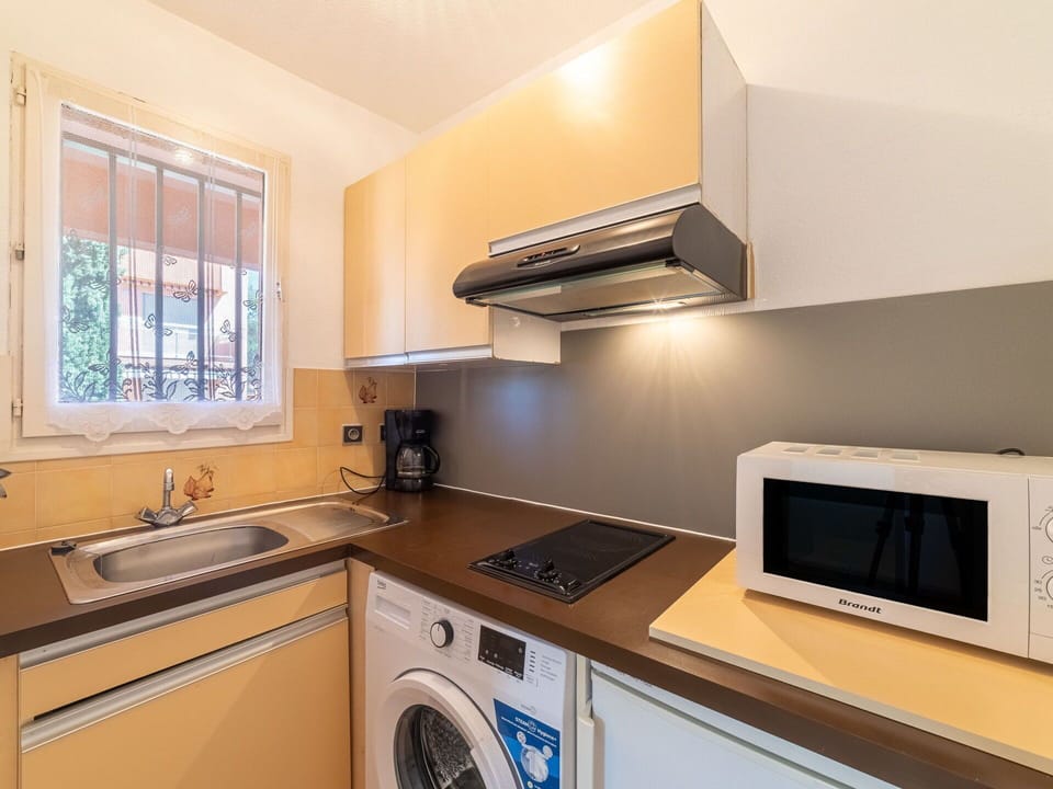 Cabinetry, Countertop, Property, Kitchen Sink, Sink, Kitchen Stove, Building, Kitchen, Kitchen Appliance, Window