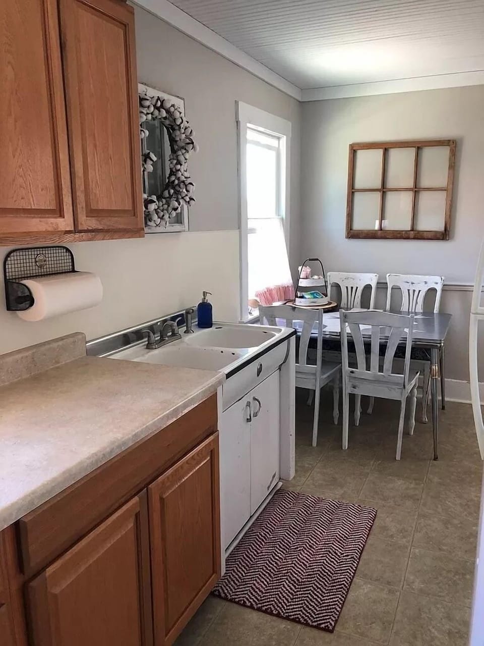 The kitchen with full size appliances makes meal prep easy