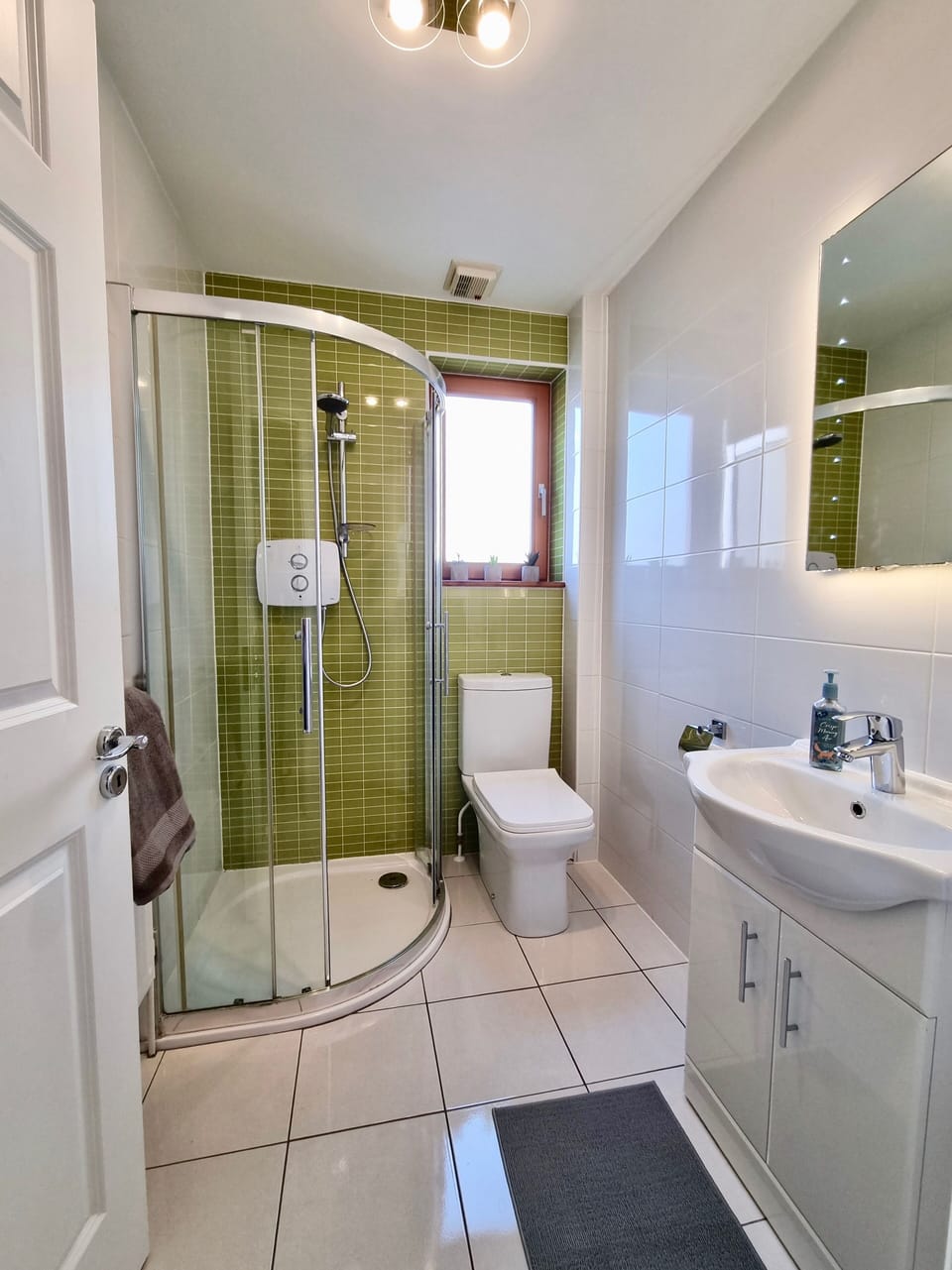 Bathroom 2 with shower