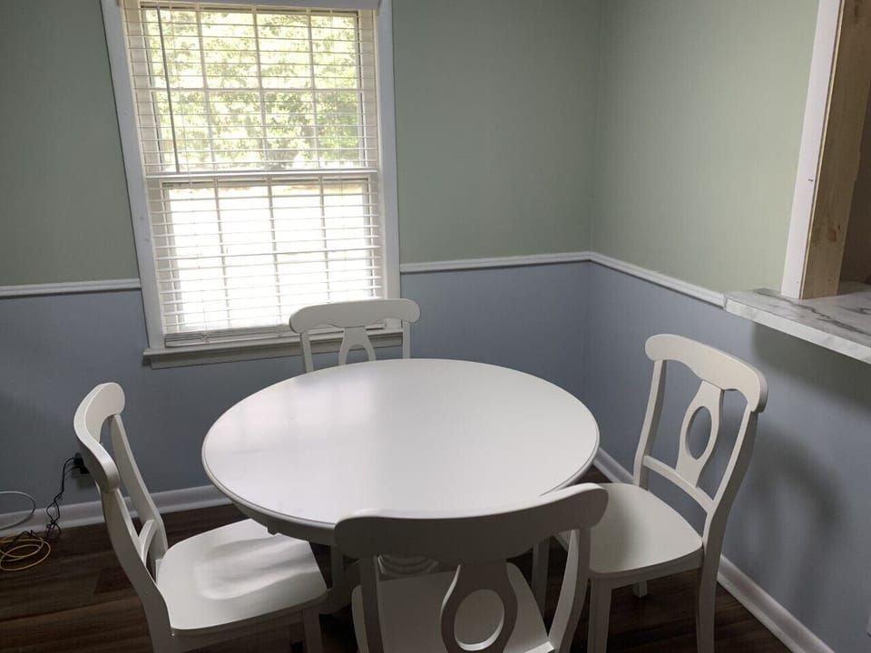Seating for 4 with 2 more at the bar