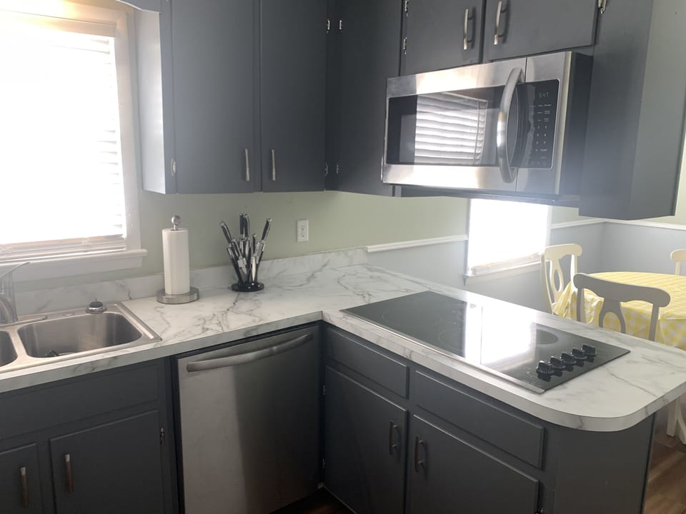 Fully updated kitchen with dishwasher and service for 8
