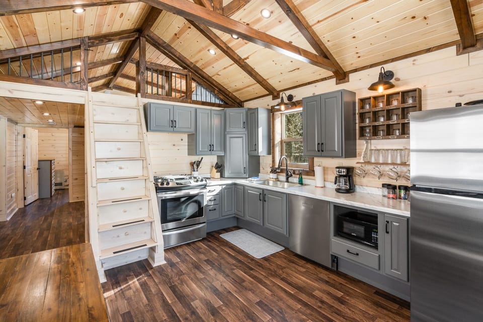 Full kitchen with loft access.