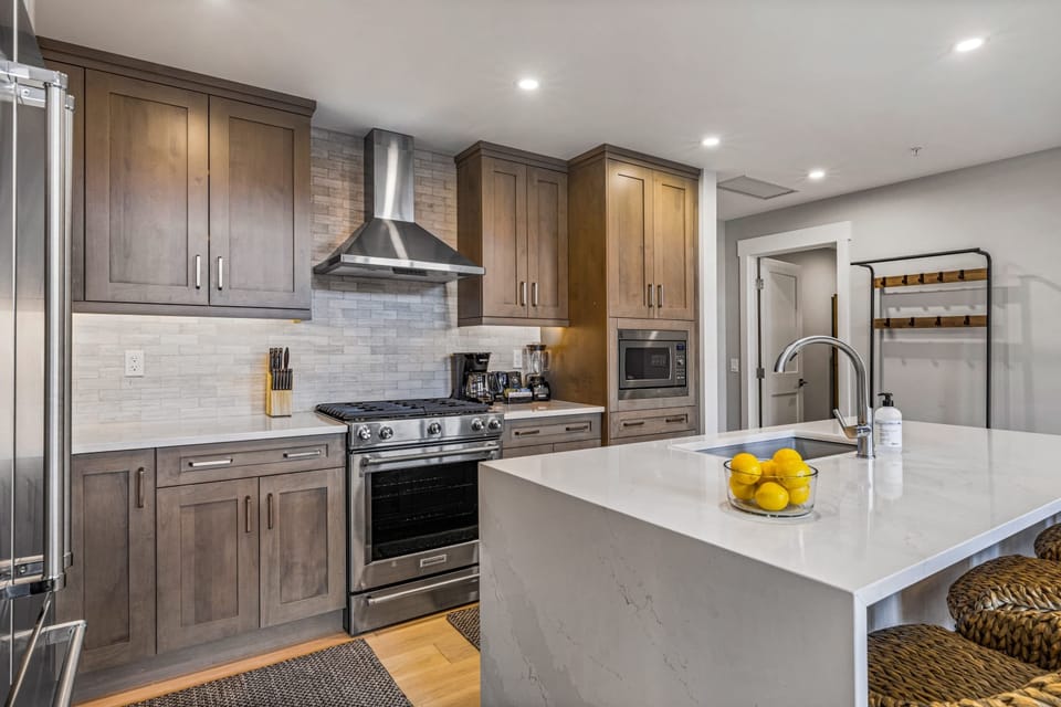 Chef-ready kitchen with marble island and dining for 10 — perfect for group brunches and shared meals.🍳🍷