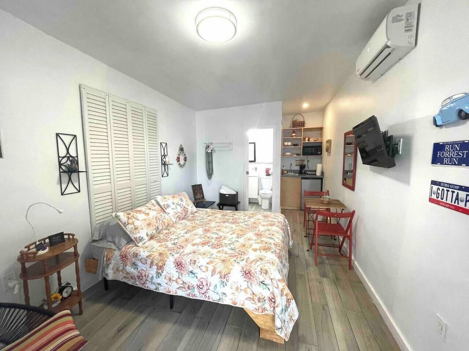 Bathroom and kitchenette in the back. Hanger with fresh towels always on the ready