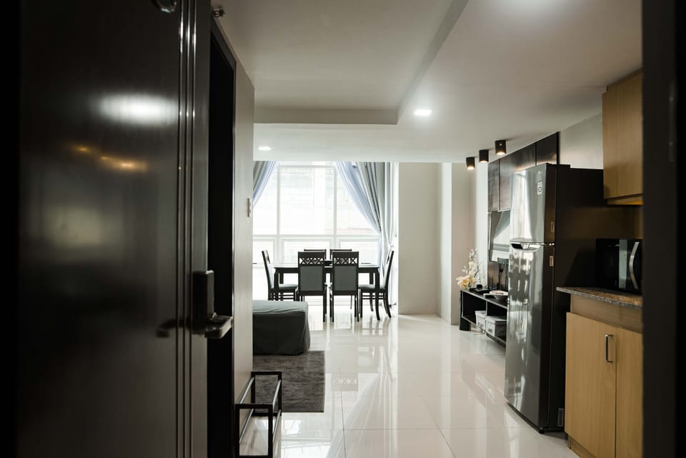 Step into our condo & immerse yourself in the minimalist & open concept ambiance