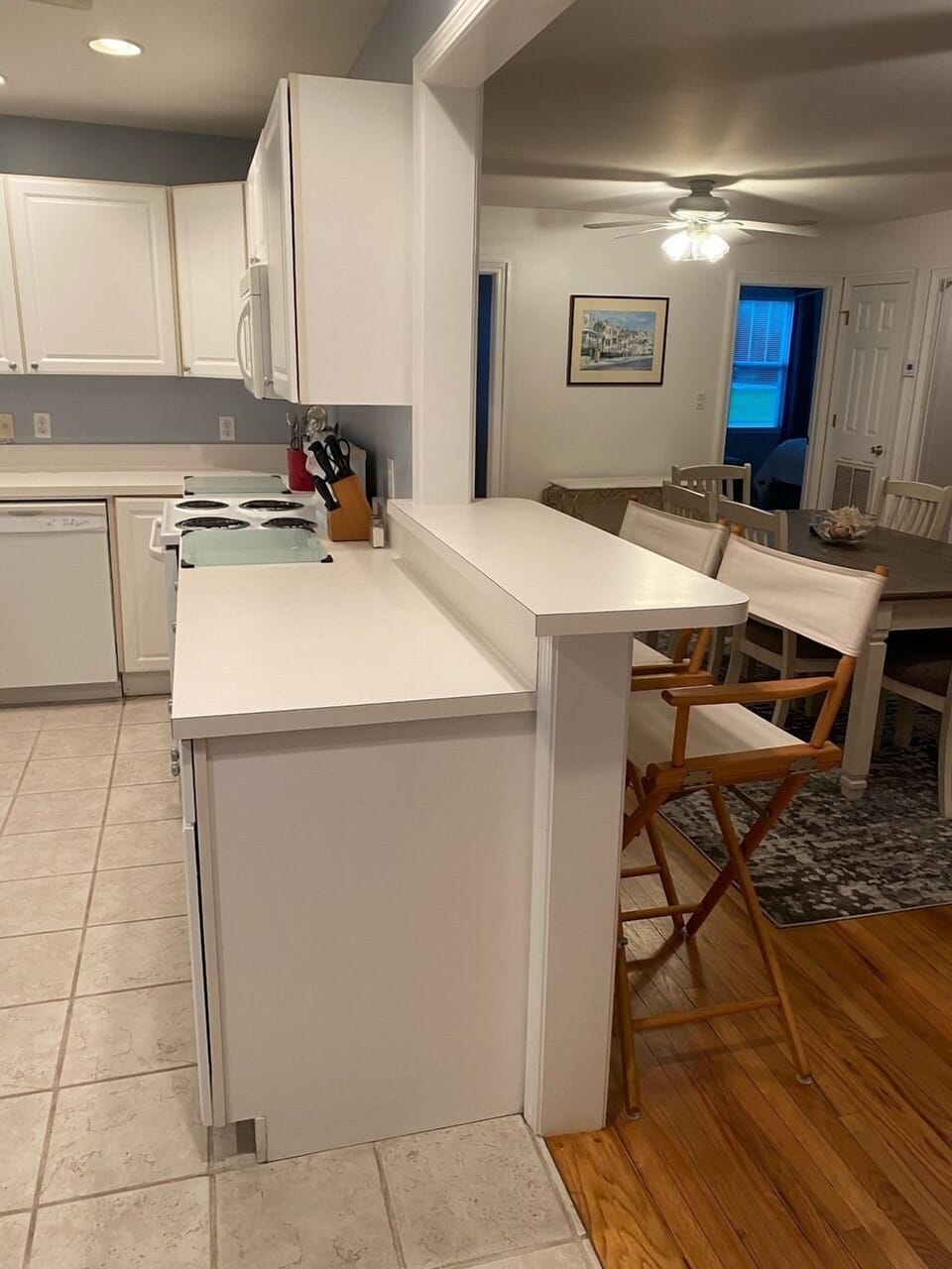 kitchen bar (2 barstools)