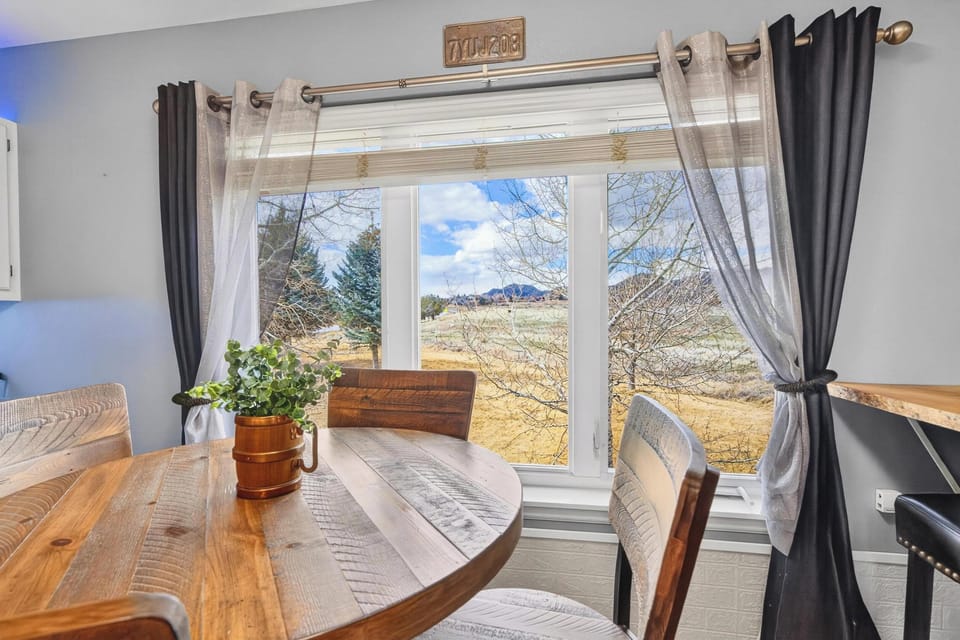 Dining with mountain views & natural Colorado light