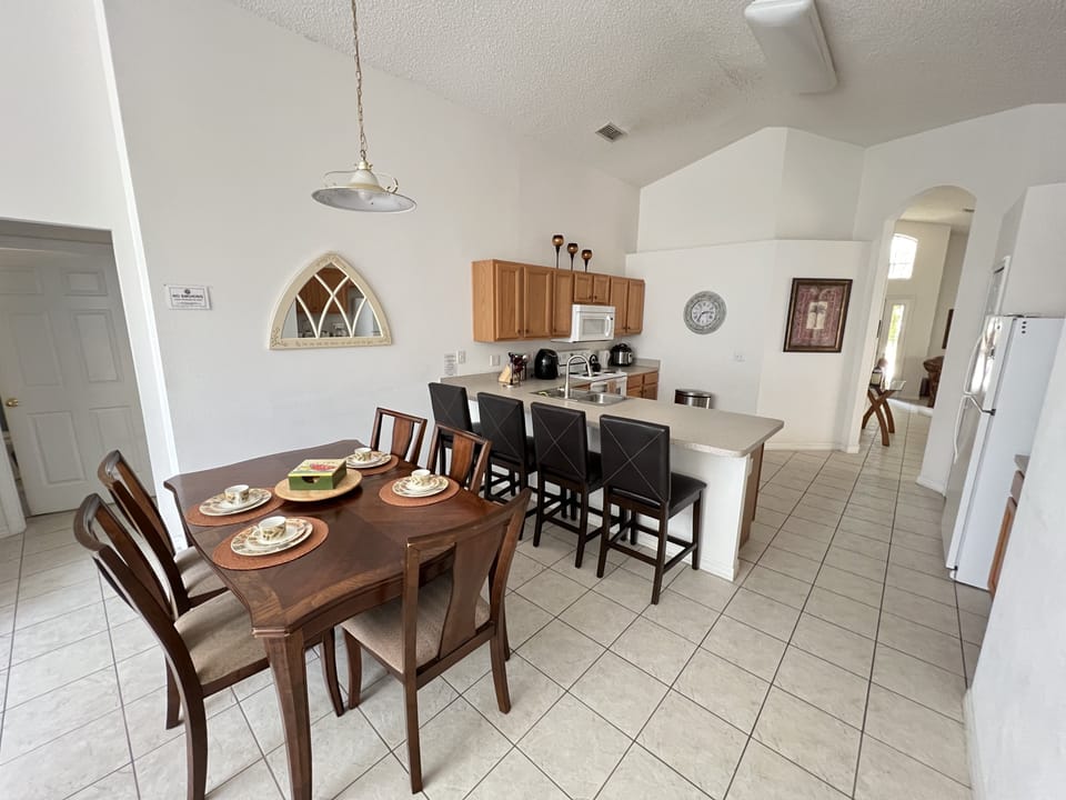 Breakfast Bar and Table.JPG
