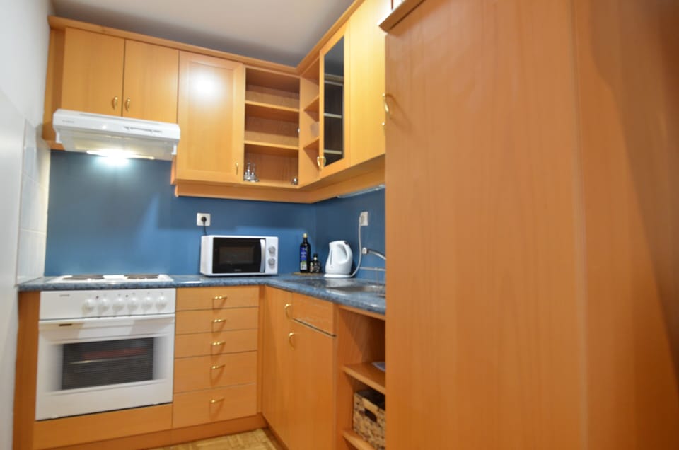 A full kitchen with utensils and cooking materials. Prepare delicious meals