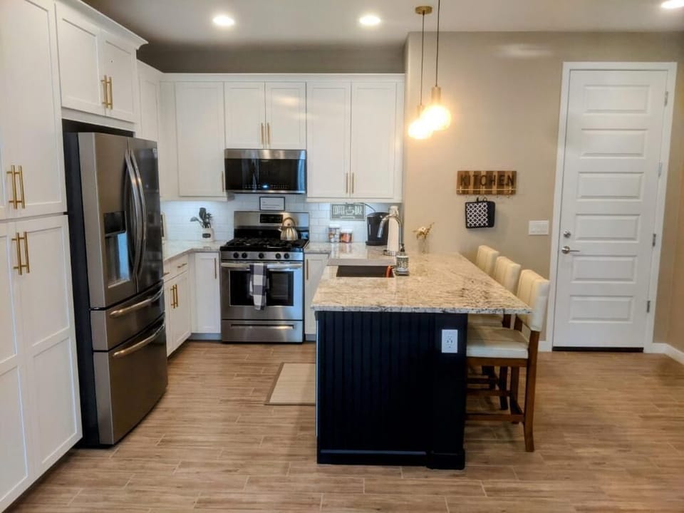 Fully equipped Kitchen with plenty of cabinet space!