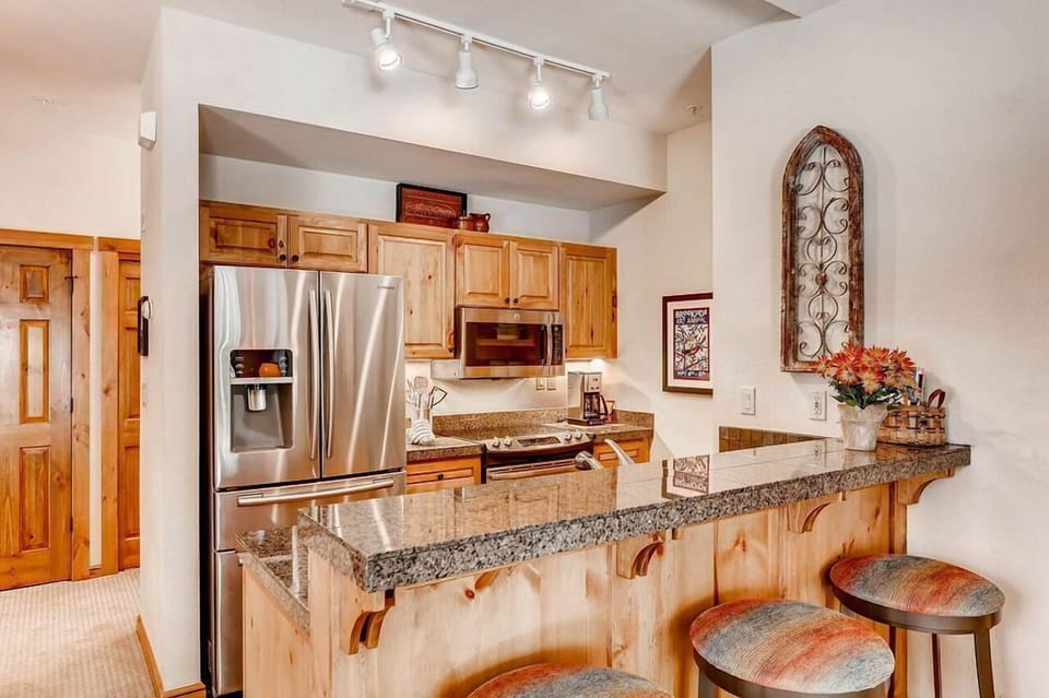 Prepare meals in the fully equipped kitchen and enjoy them together at the dining table.
