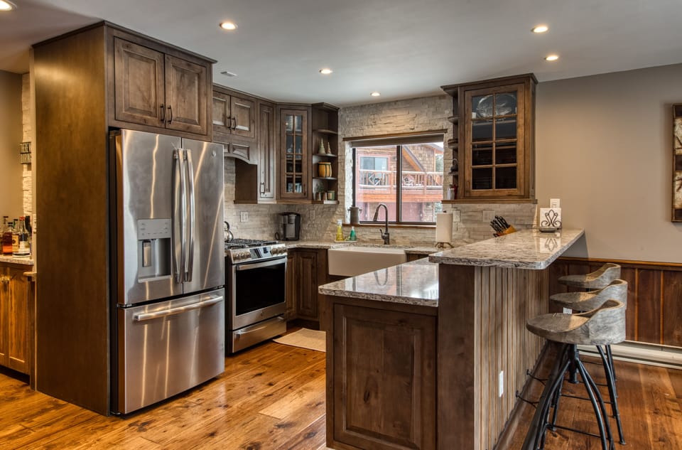New in 2016-granite, breakfast bar, serving for 12, toaster, 2 coffee makers....