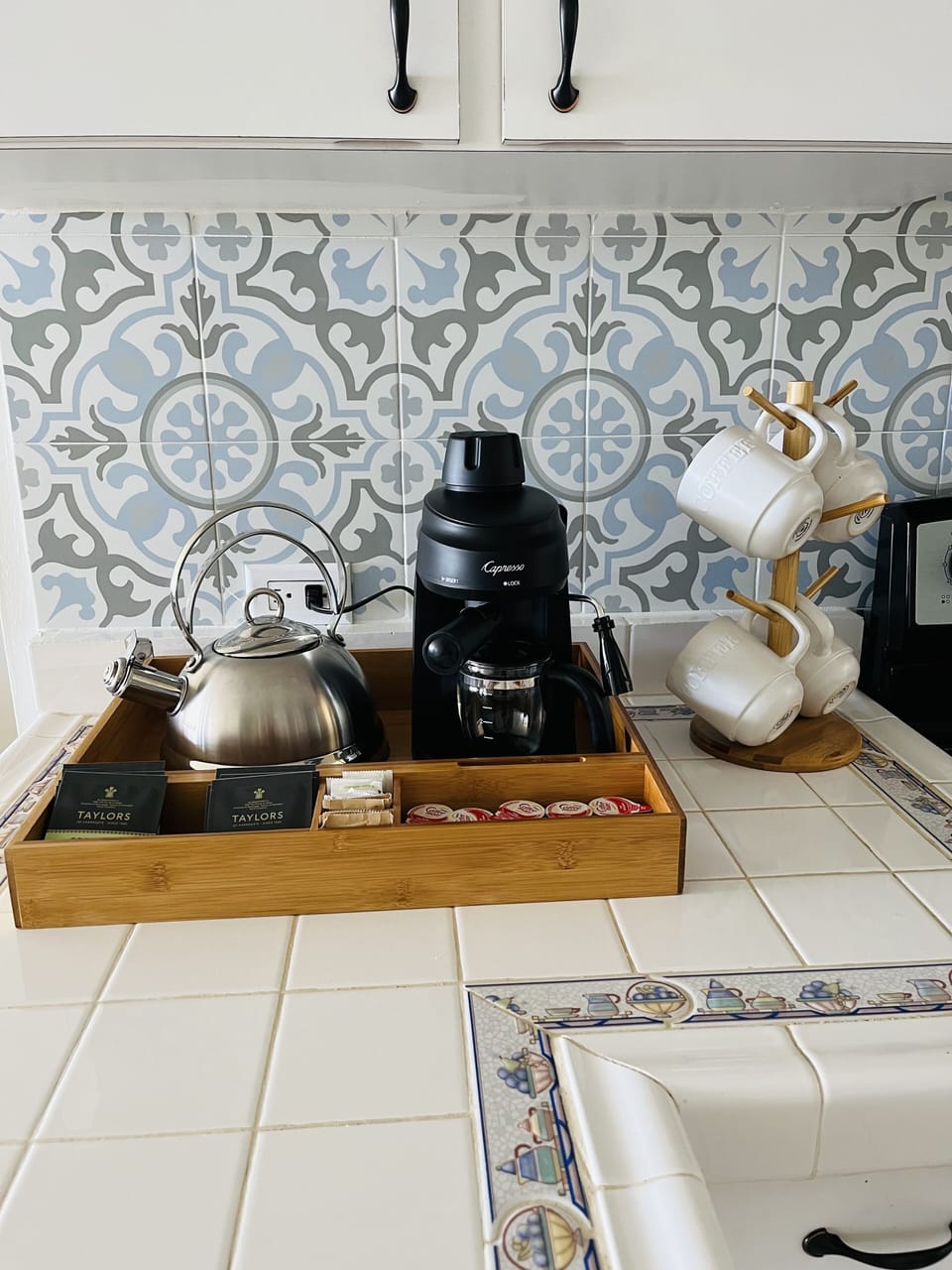 Enjoy complimentary coffee and tea .