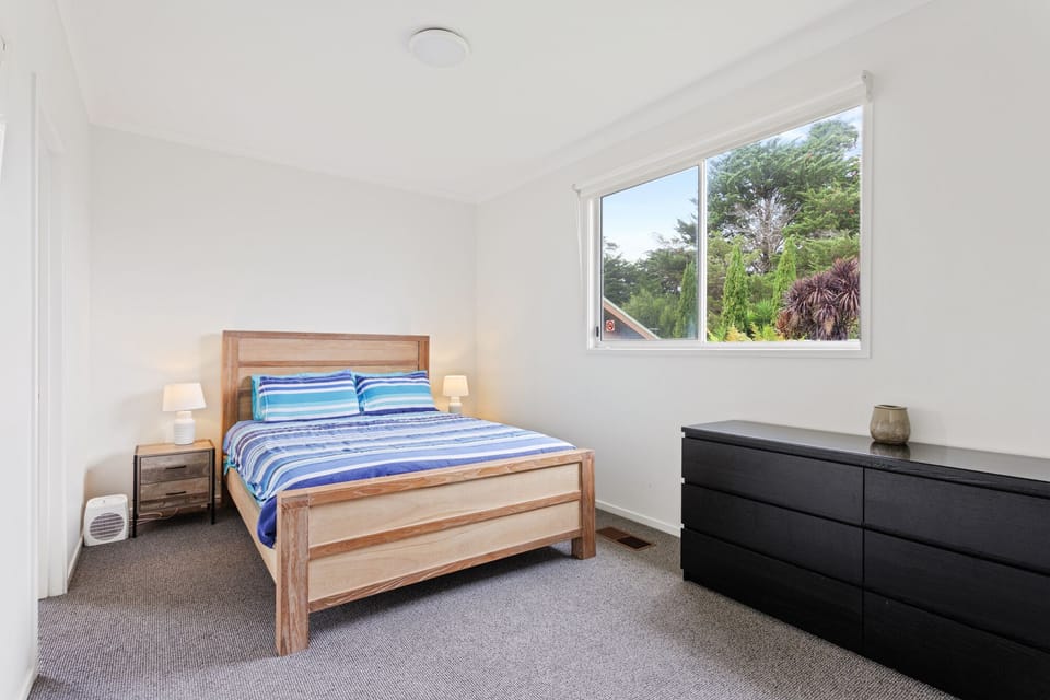 Queen bed with ensuite - Upstairs on Level 3