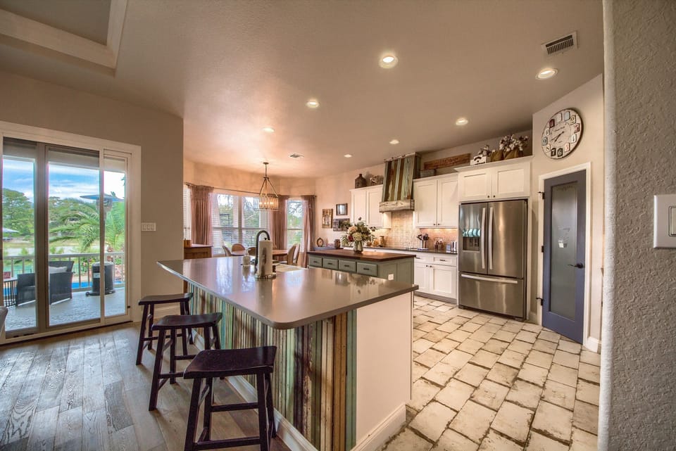 Gorgeous Kitchen with island seating for 3!