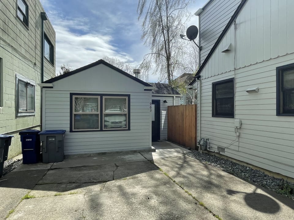 Cute little studio w/ small, narrow driveway suitable for 1 comp - Cute little studio w/ small, narrow driveway suitable for 1 compact car