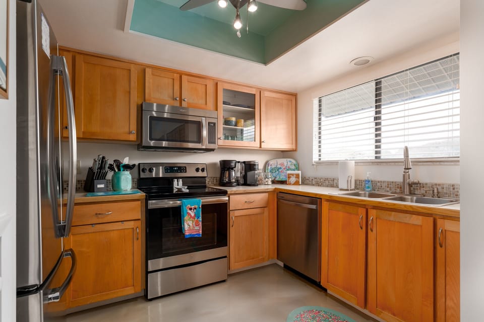 Well-appointed kitchen includes everything you need to prepare & store meals. 