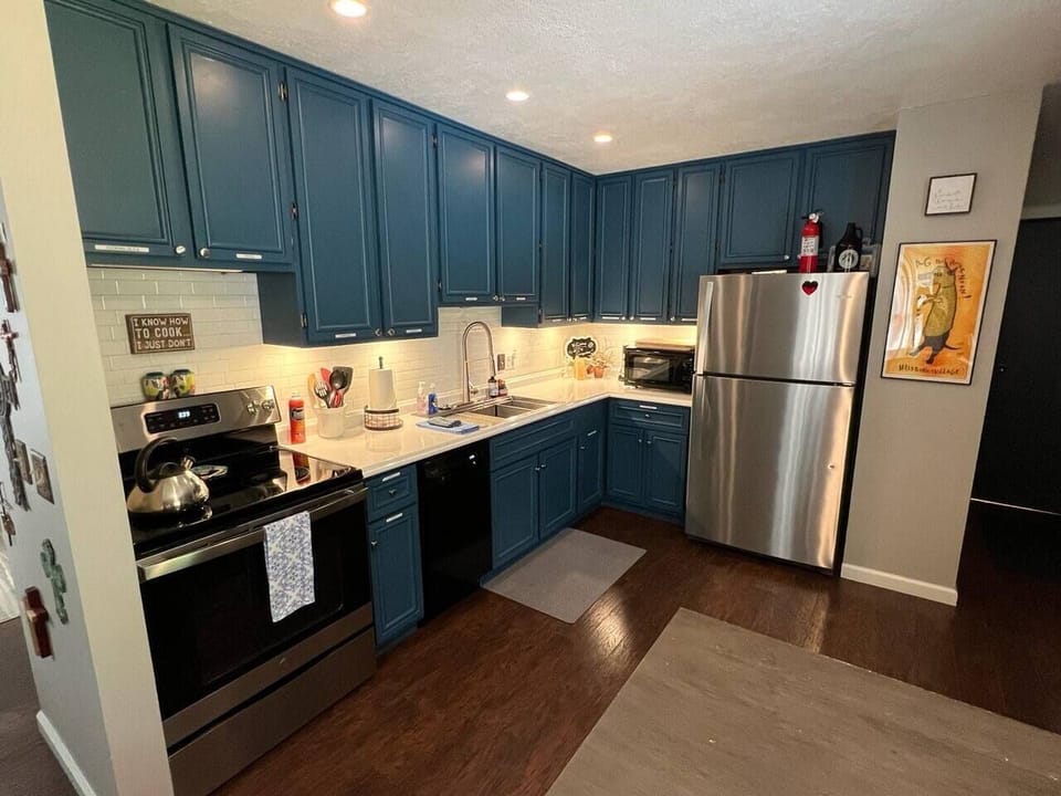 Traverse City Bungalow - This "spa retreat" home has a fully equipped kitchen with Stainless Glass Cook Top and Electric Oven, Dishwasher, Microwave, Stainless Refrigerator, Keurig Combo single & full pot coffee maker & k-cups starter supply!  
