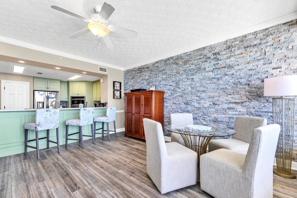 Dining and eat-in bar seating