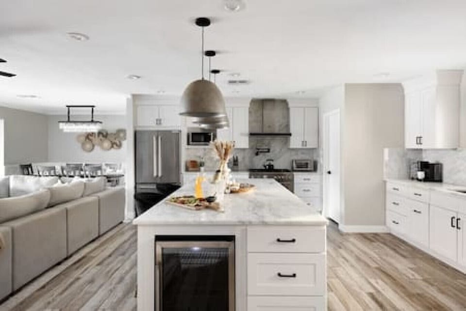 Complete Kitchen; Stainless Steel Appliances