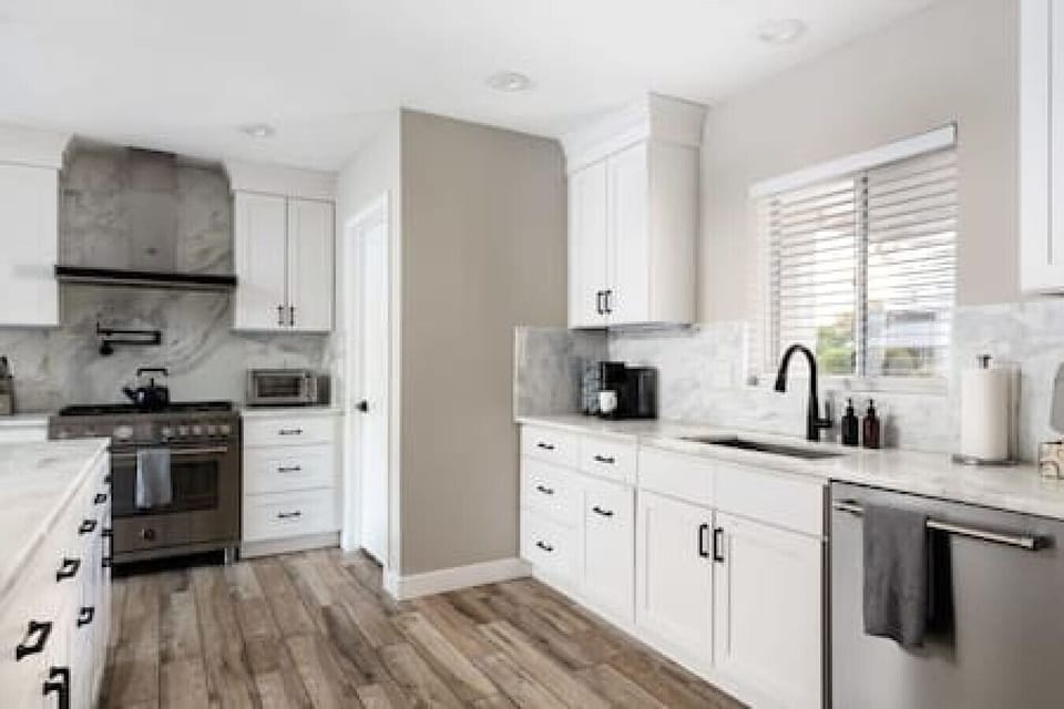 Complete Kitchen; Stainless Steel Appliances