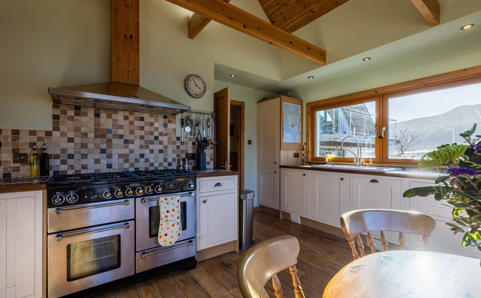 Kitchen & Dining