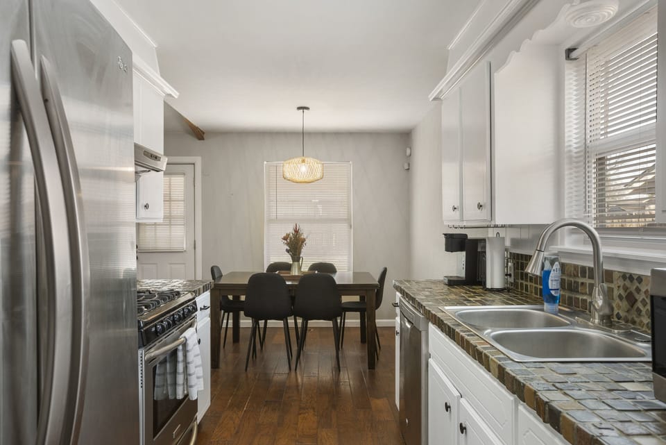 Clean and beautiful kitchen 